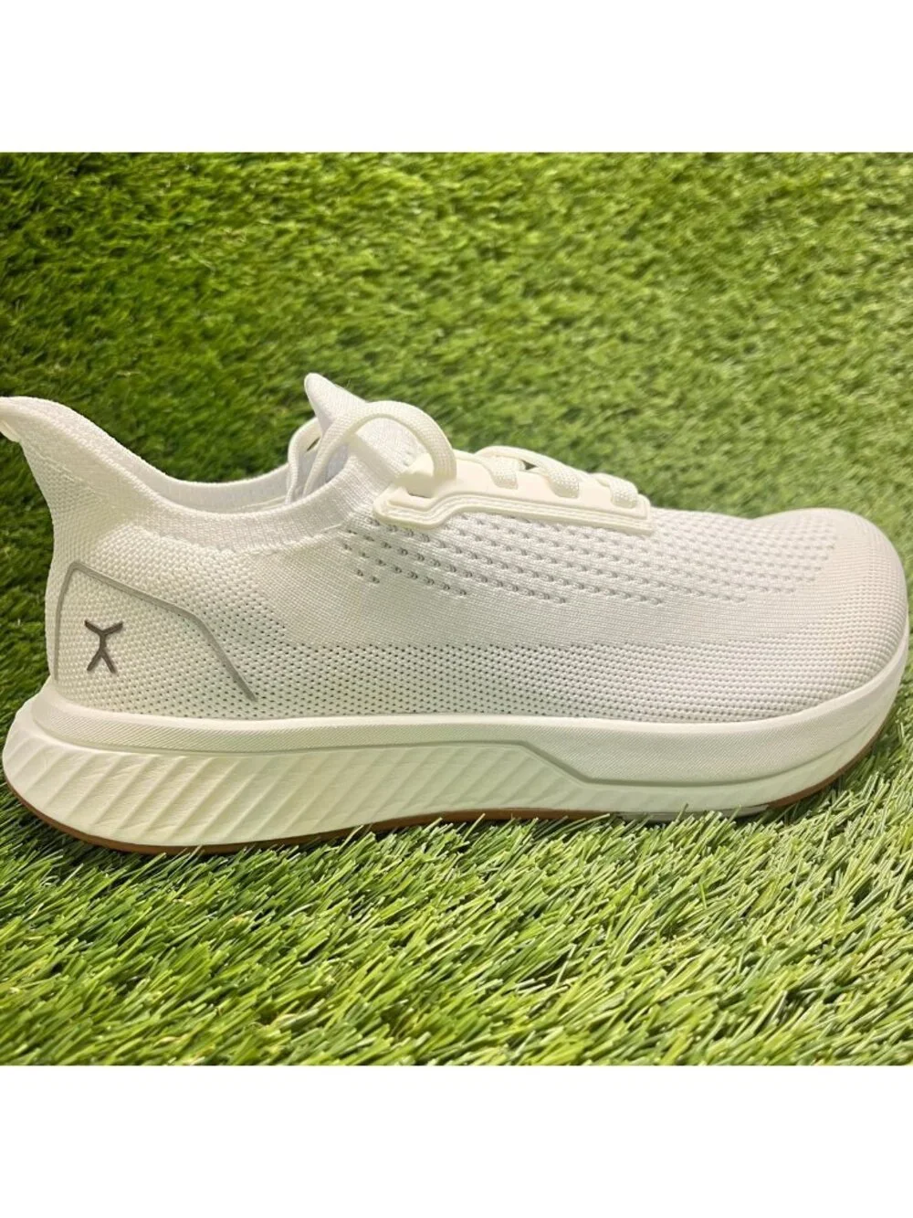 Flux Footwear Adapt Runner White Gum Womens Size 7 Athletic Knit Shoes Sneakers